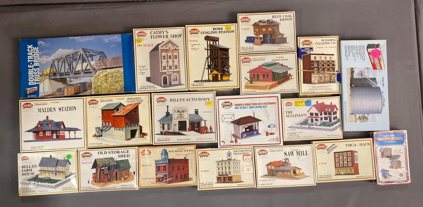 Group of 10+ Model Power HO Scale Buildings and More: Includes auto body shop, storage shed, and more. Largest measures L 10 x W 8 inches