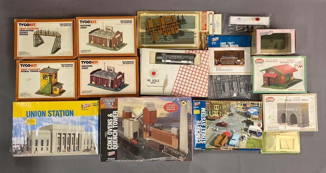 Group of 10+ Tyco Kit HO Scale Buildings and More (1 of 3)