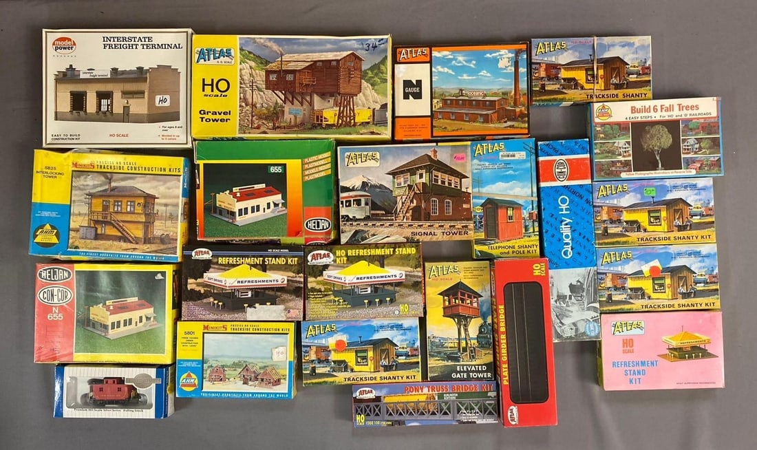Group of 10+ Atlas HO Scale Buildings and More (1 of 3)