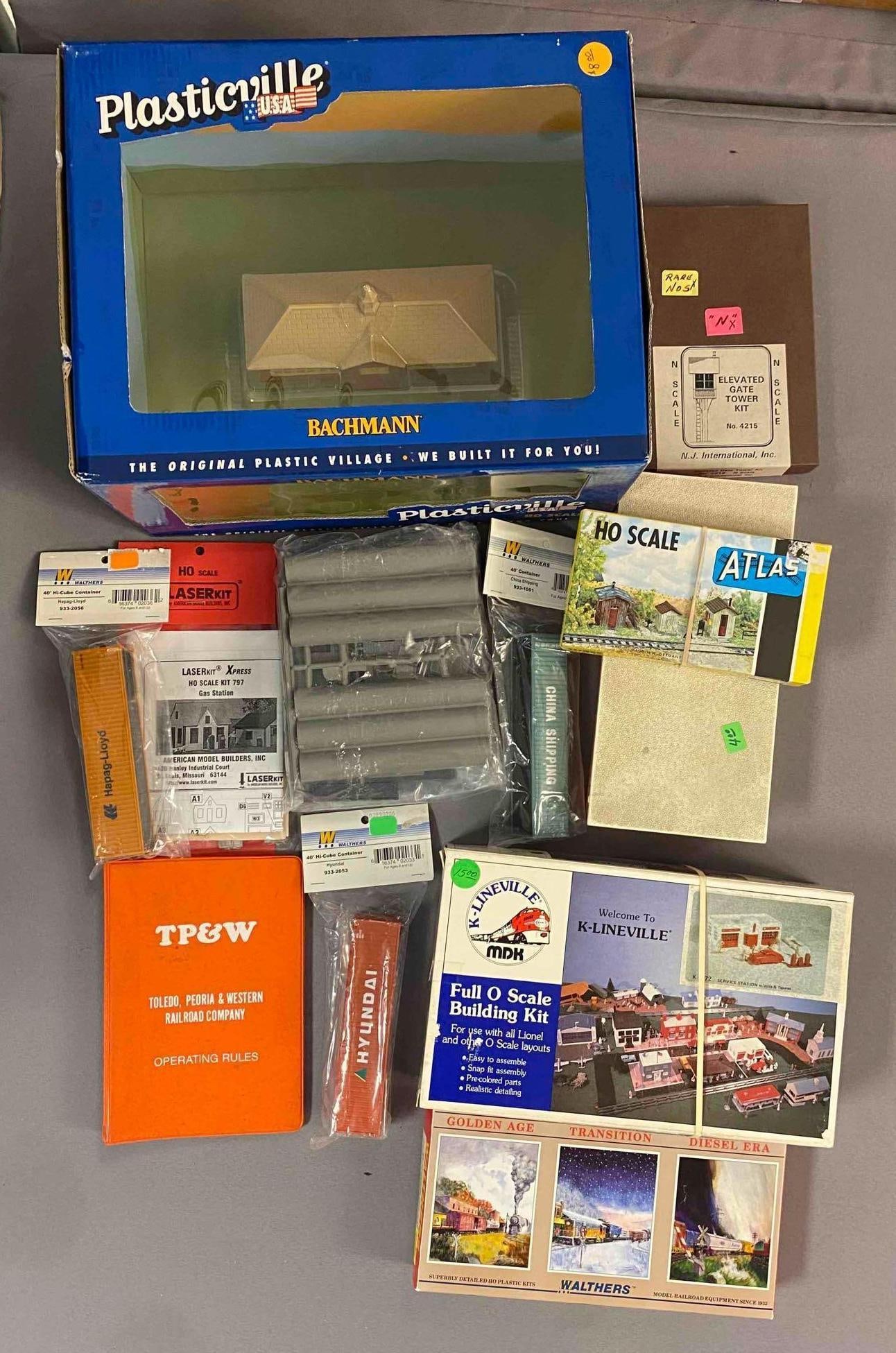 Group of Assorted HO Scale Accessories and More (1 of 3)