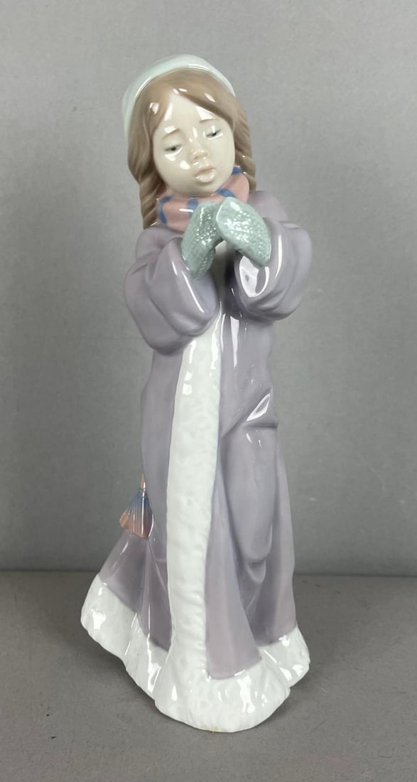Lladro A Christmas Song Porcelain Figurine: 6532, measures 10 inches