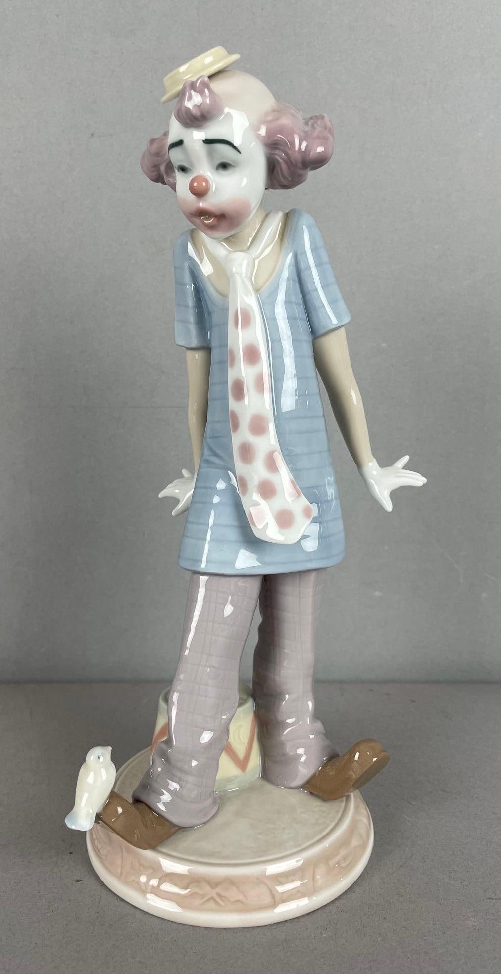 Lladro Circus Days Clown Porcelain Figurine: 6916, measures 9 1/4 inches