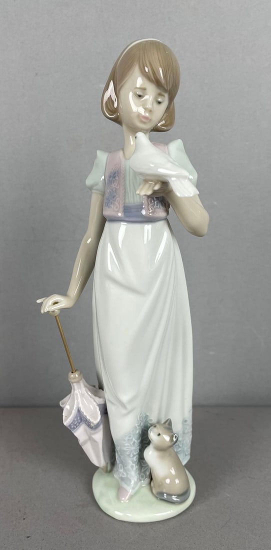 Lladro Collectors Society Summer Stroll Porcelain Figurine: 7611, measures 9 inches