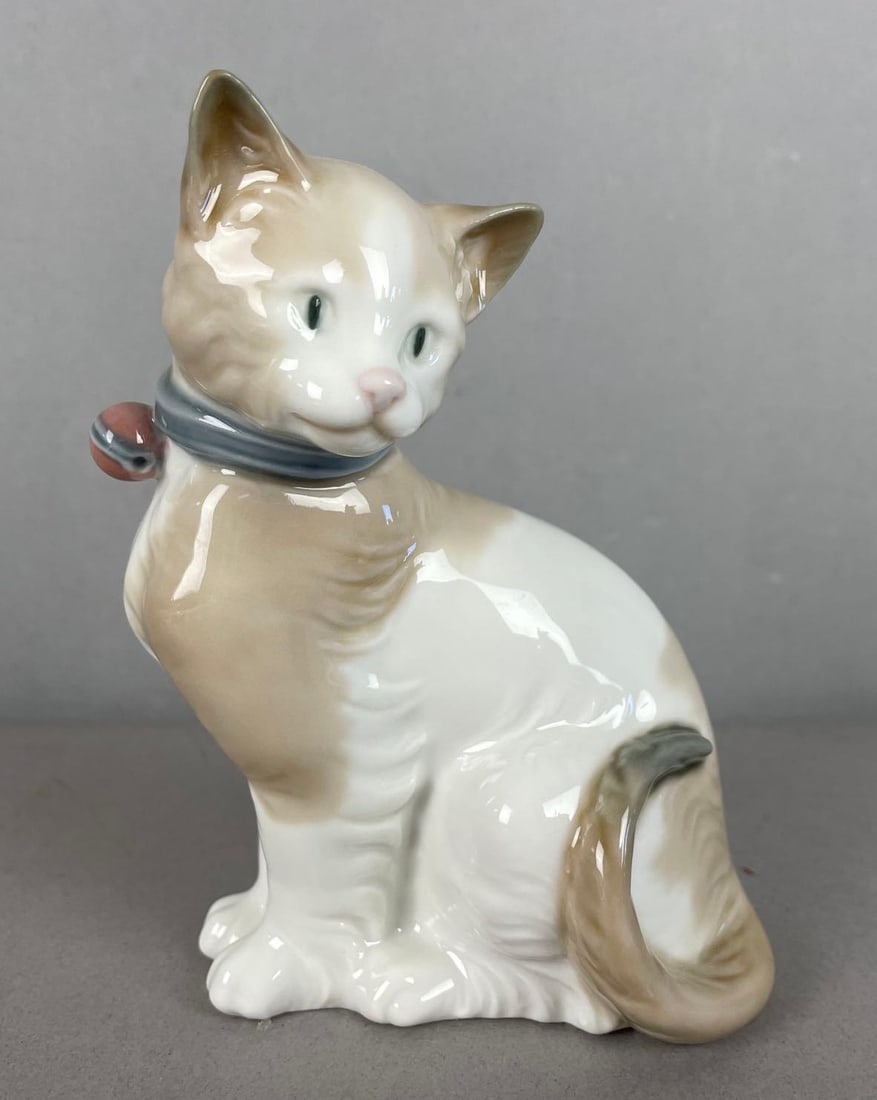 Nao Lladro Sitting Pretty Cat Porcelain Figurine: Measures 5 1/4 inches