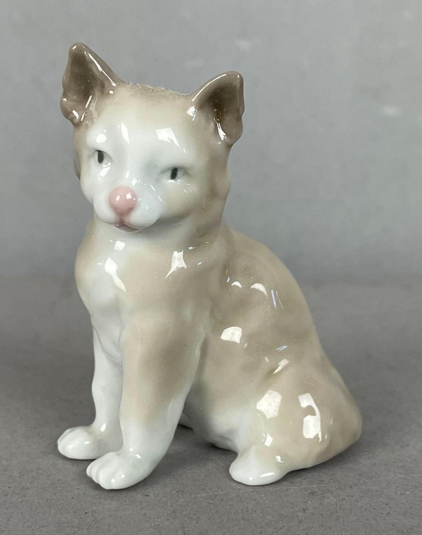 Lladro Mini Cat Porcelain Figurine (1 of 3)