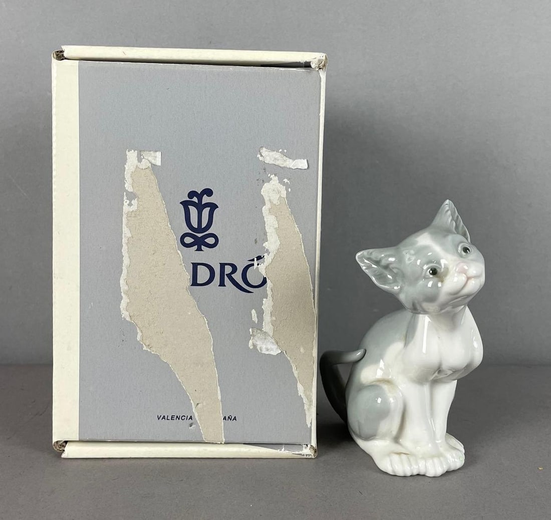 Lladro Expectant Cat Porcelain Figurine: 5113 with original packaging, cat measures 5 1/2 inches, box measures 8 1/4 inches x 5 1/4 inches x 5 inches