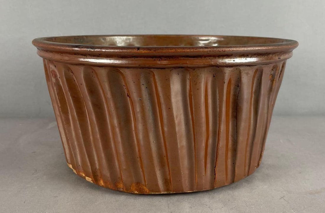 Vintage Rockingham Glaze Stoneware Bundt Pan: Measures 5 3/4 inches x 11 3/4 inches
