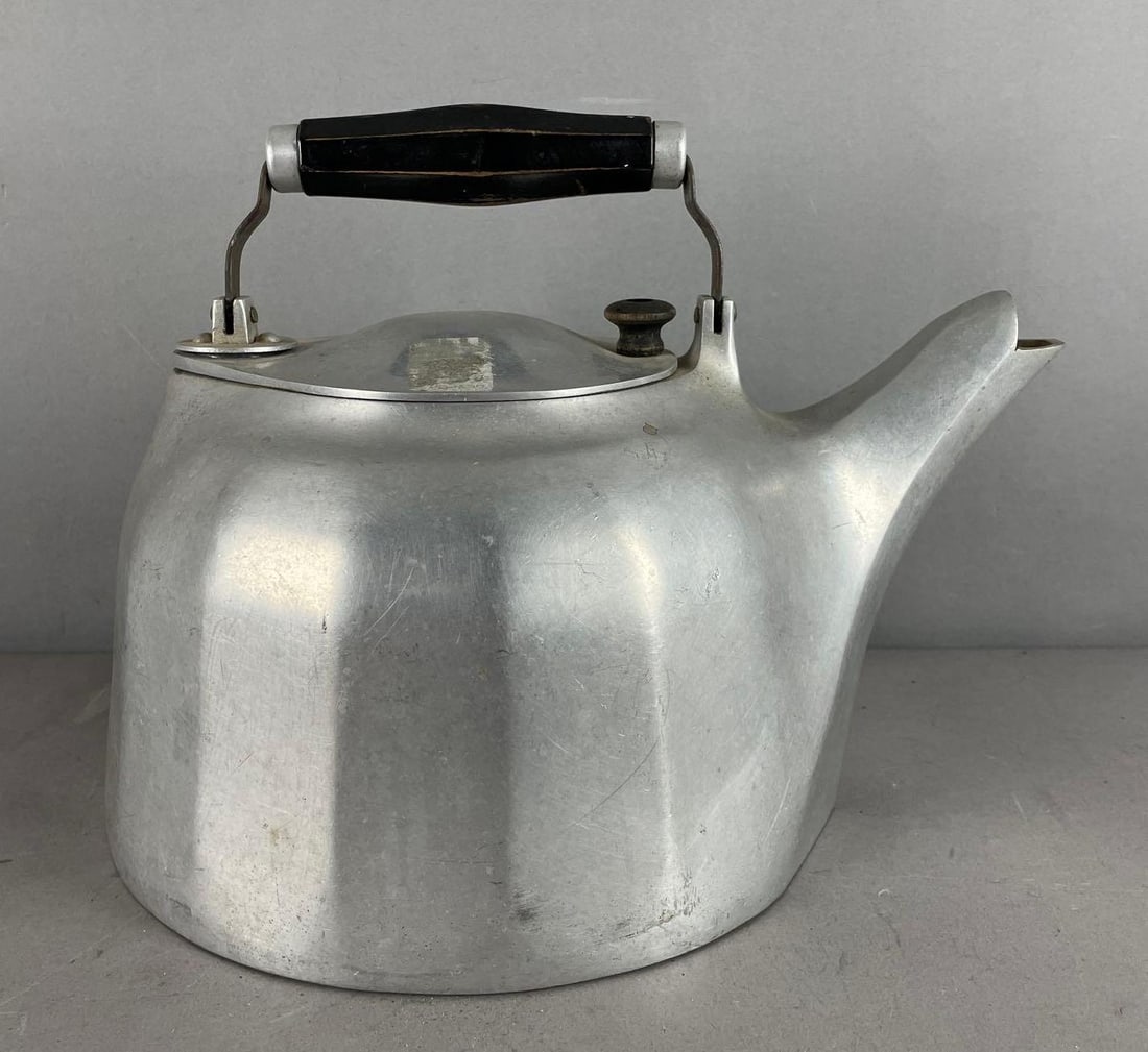 Vintage Griswold Cast Aluminum Colonial Design Kettle (1 of 3)