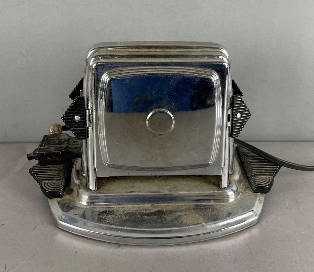 Vintage Bersted Model 68 Electric Toaster: Measures 7 3/4 inches x 12 1/2 inches x 8 inches