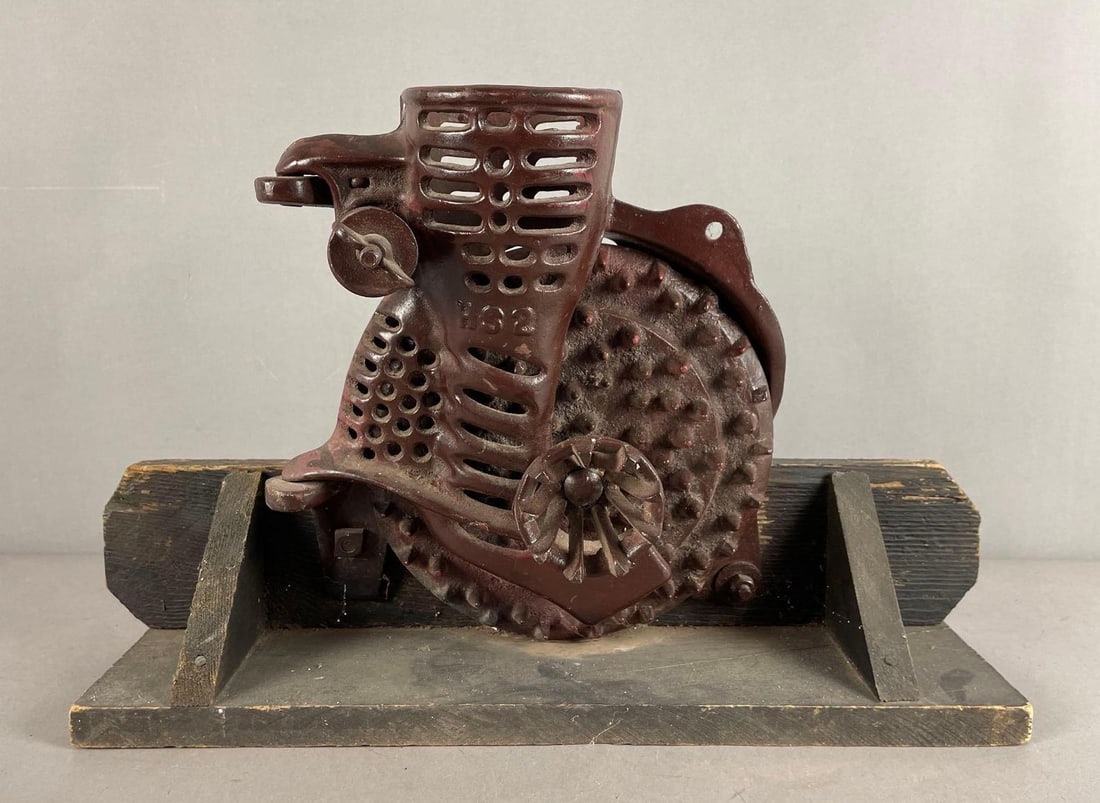 Antique Cast Iron Corn Sheller (1 of 3)