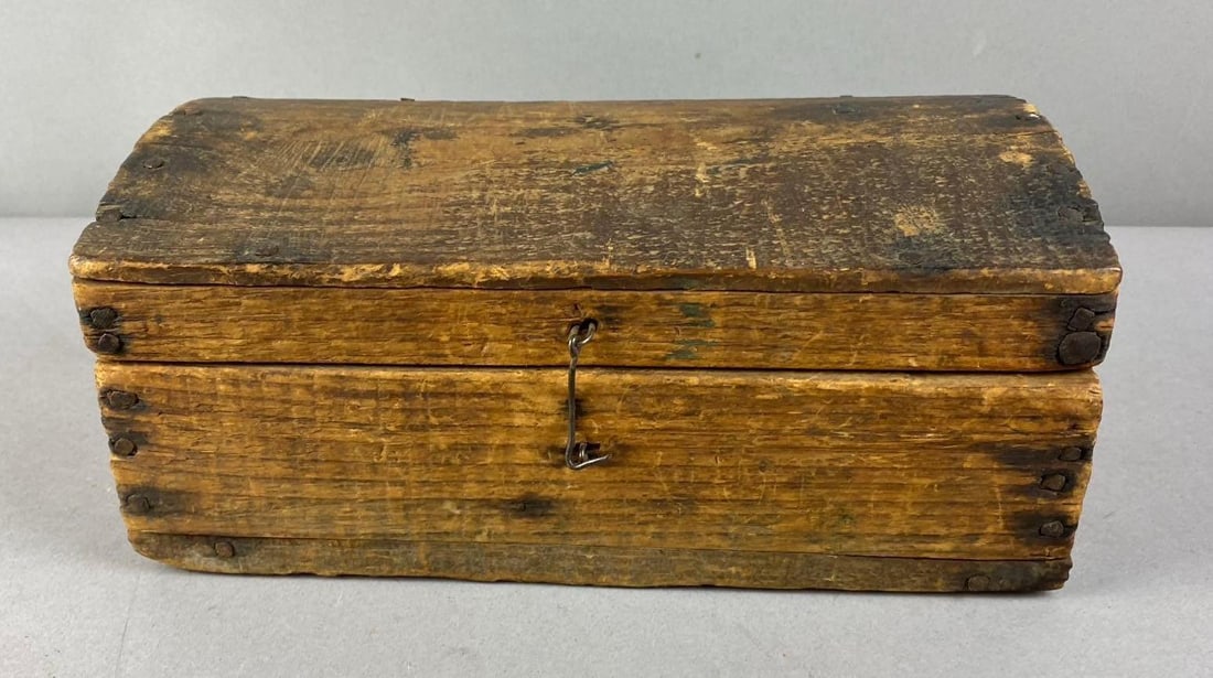 Primitive 1770s Domed Keepsake Wood Box: Found in northern Virginia. Measures H 4 x W 7 x L 11 inches.