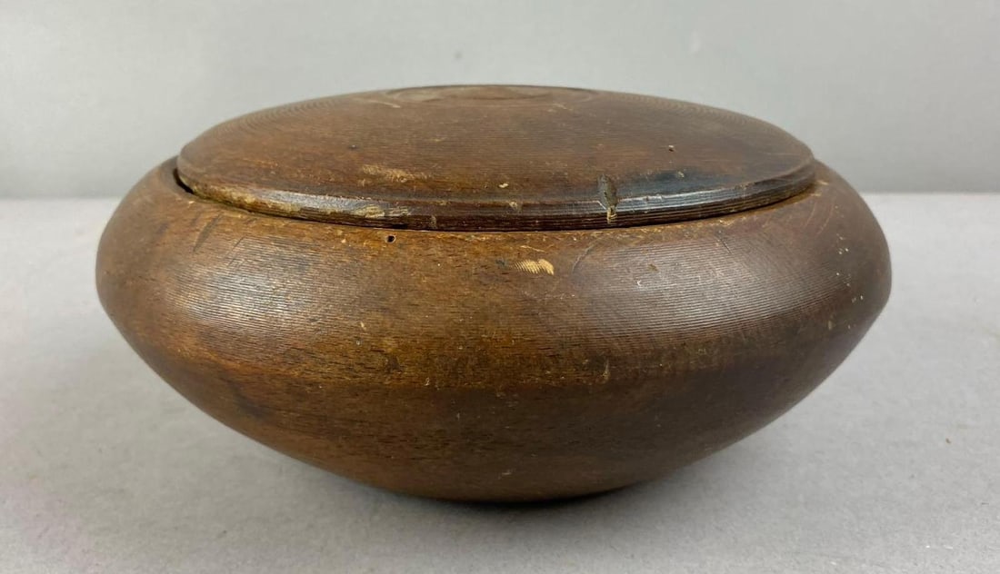 Antique 1880s Lidded Seed Box: Measure 9 inches in diameter.