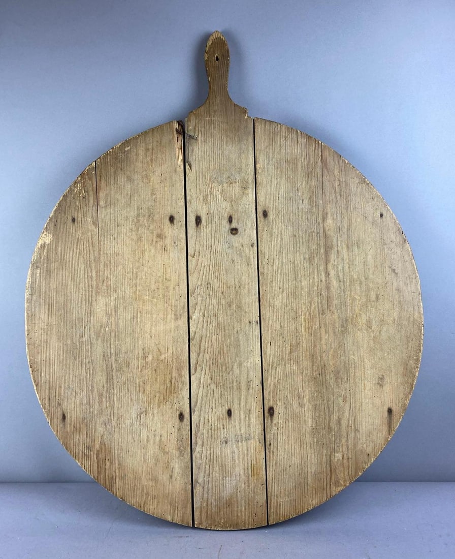 Large Antique 1900s Round Wood Cutting Board: Measure 26 inches in diameter. No in house shipping. Third party recommended.