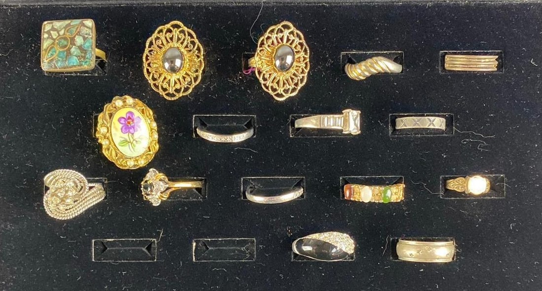 Group of 16 Costume Jewelry Rings (1 of 3)