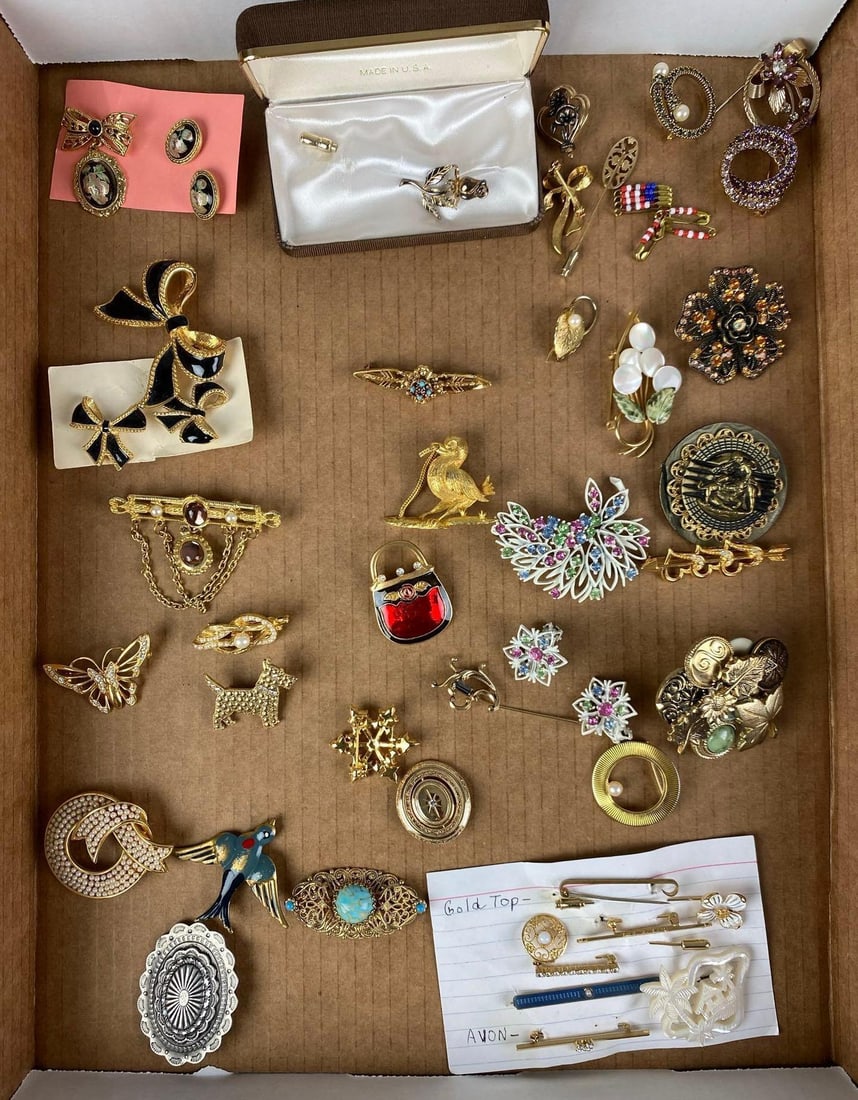 Group of Assorted Costume Jewelry Brooches and Pins (1 of 3)