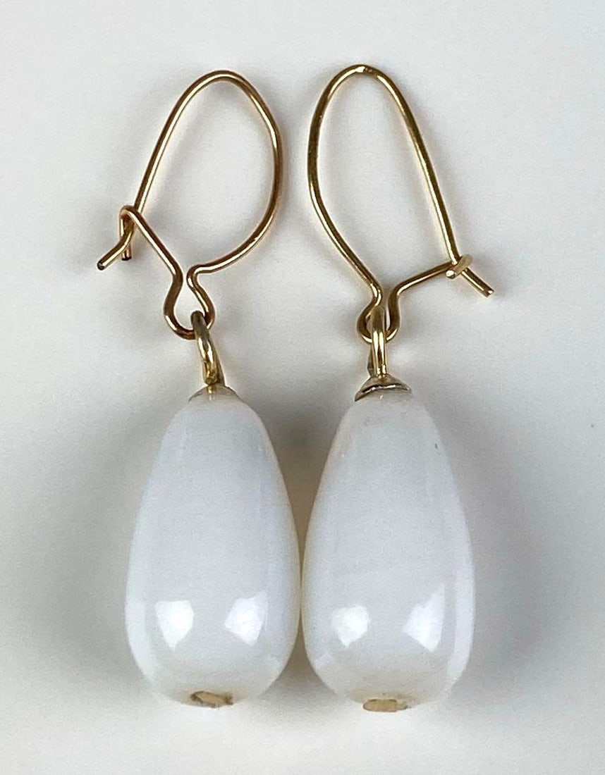 14K Yellow Gold Dangle Opal Earrings: Total weight of 4.4 grams, each measures 1 1/2 inches H