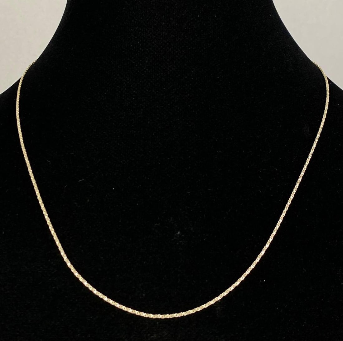 Italian Sterling Silver Round Box Chain Necklace: Measures 20 inches L