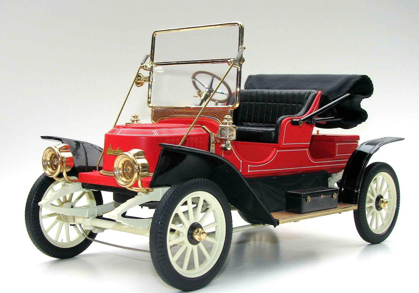 franklin Mint LE 1911 Stanley Steamer 62 Runabout: Die-cast, 1/16 scale, limited edition No. 26 of 1500, sealed in original packaging with shipping box and COA, box measures 7 inches H x 8 inches W x 15 inches D