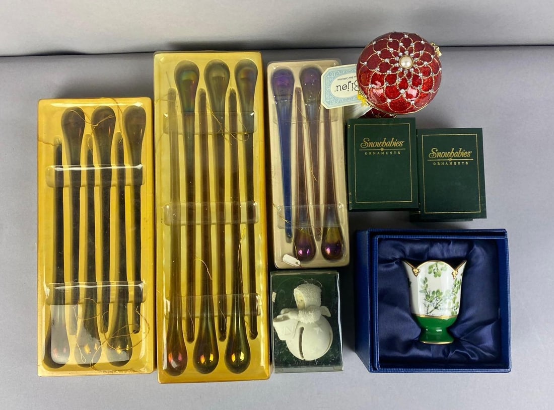 Group of Assorted Vintage Christmas Ornaments and More (1 of 3)