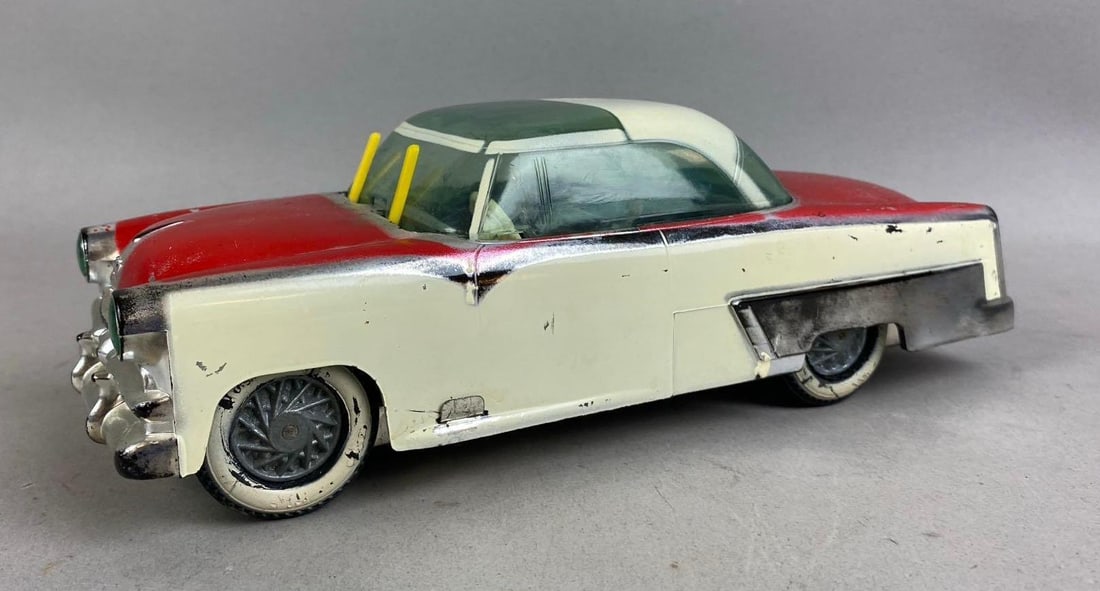 Vintage 1950s Irwin Ford Style Friction Car (1 of 4)