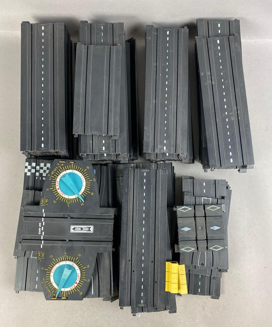 Group of 60 Vintage 1970s Tyco Speedways Slot Car Straight Tracks (1 of 4)