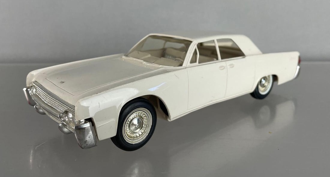 AMT 1961 Lincoln Continental 4 Door Hardtop Dealership Promo Car (1 of 7)