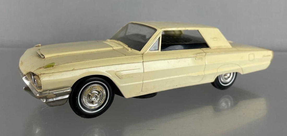 AMT 1965 Ford Thunderbird Hardtop Dealership Promo Radio Car (1 of 7)