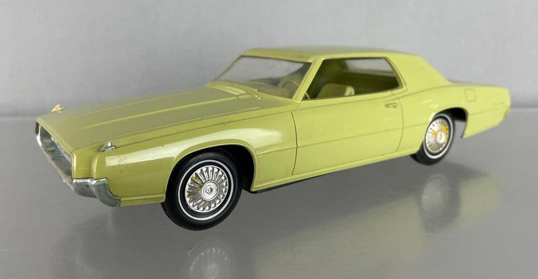 AMT 1967 Ford Thunderbird Hardtop Dealership Promo Car: Lime green, working friction, chrome rubs