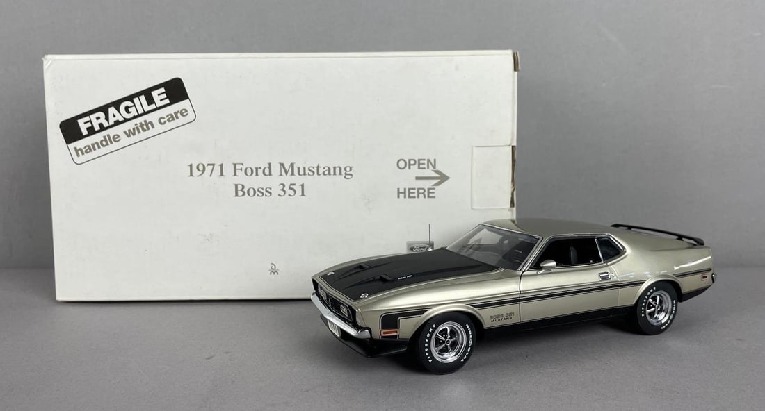 Danbury Mint 1971 Ford Mustang Boss 351 Die-Cast Car: 1/24 scale in original packaging