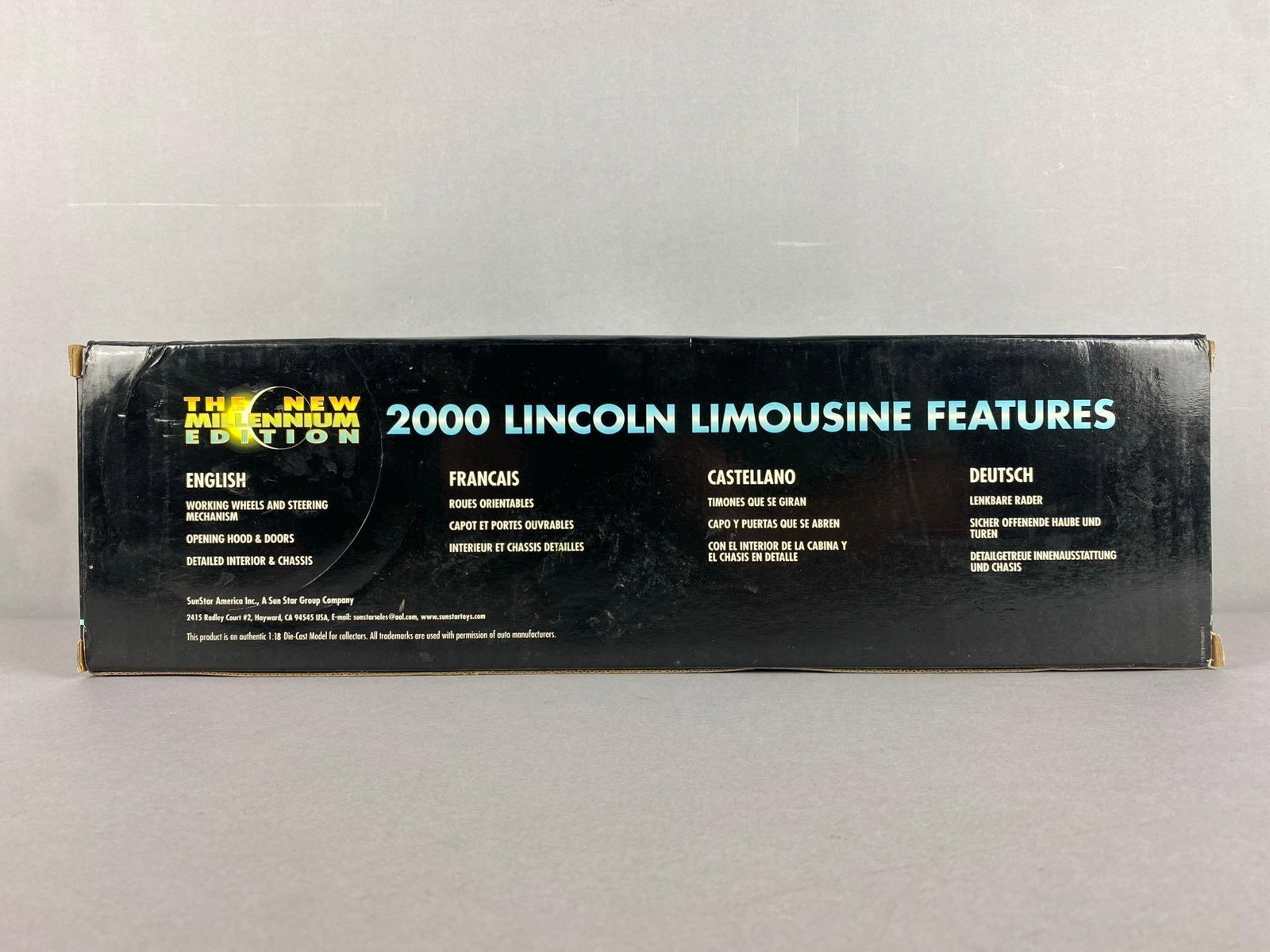 Sun Star 2000 Lincoln Limousine 1/18 Scale Die-Cast Vehicle (1 of 2)