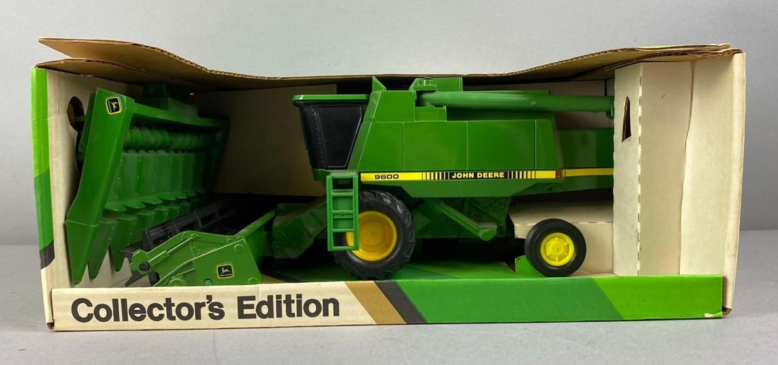 1989 ERTL John Deere 9600 Combine 1/16 Scale Die-Cast Vehicle: Like new in original packaging.