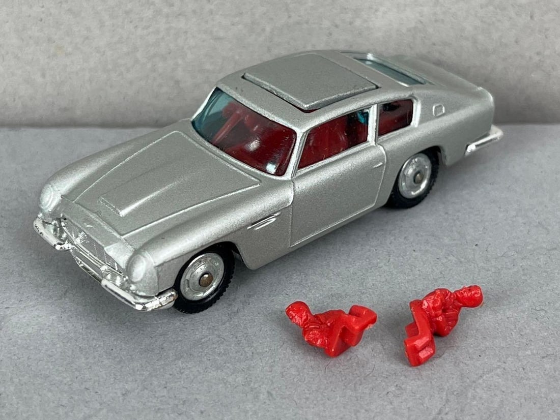 Corgi James Bond Aston Martin DB5 Die-Cast Vehicle (1 of 4)