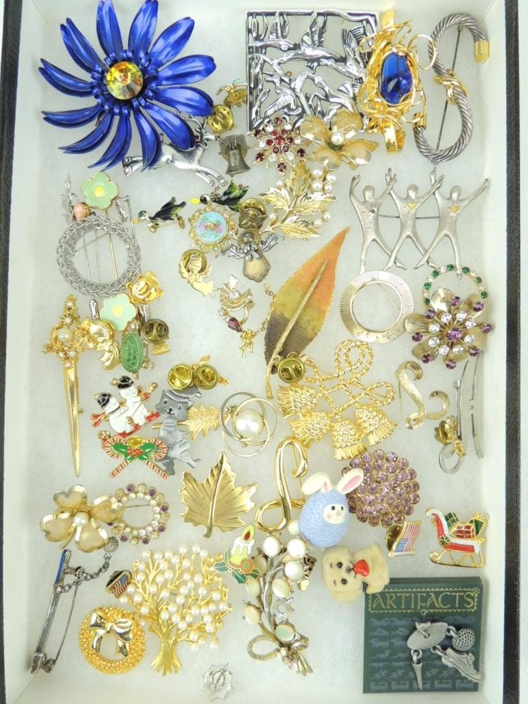 Group of Costume  Brooches (1 of 1)