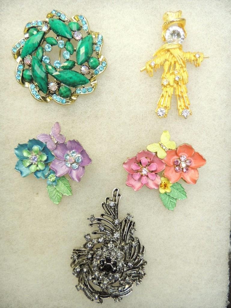 Group of 5 Brooches (1 of 1)