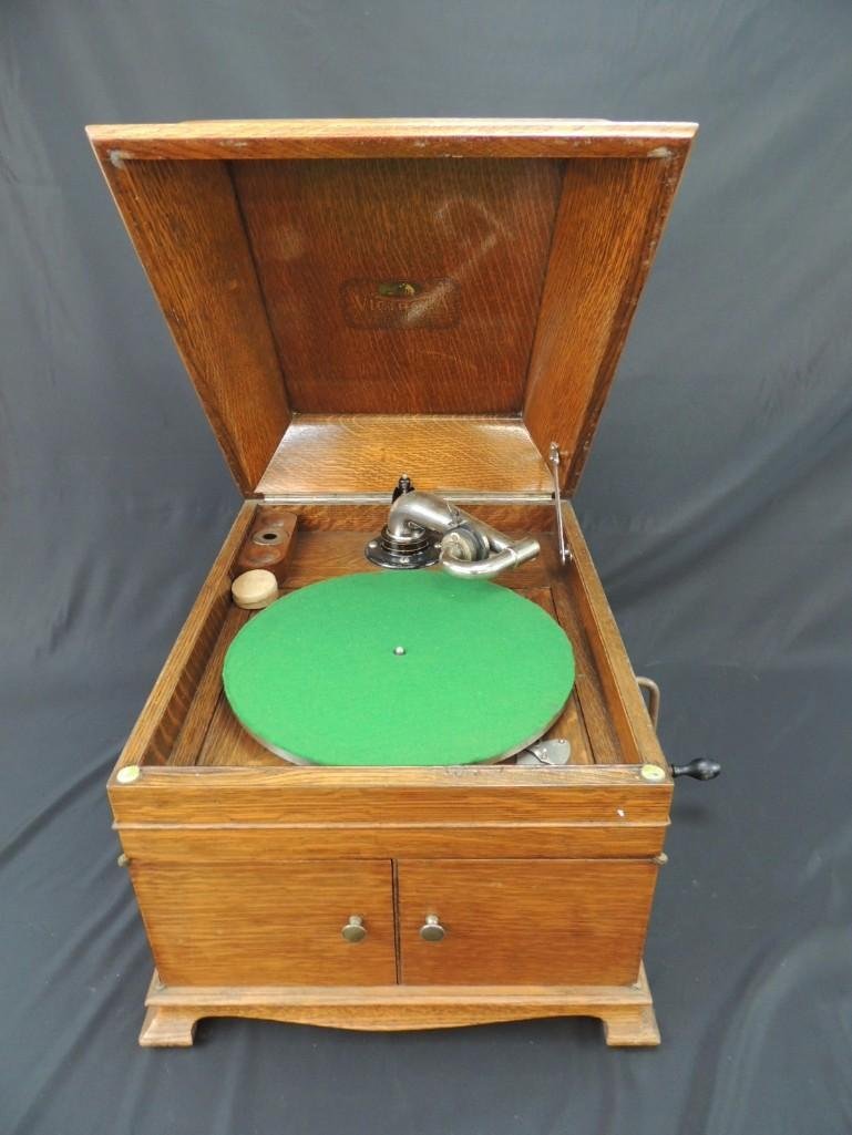 Victor Quarter Sawn Oak Phonograph (1 of 6)