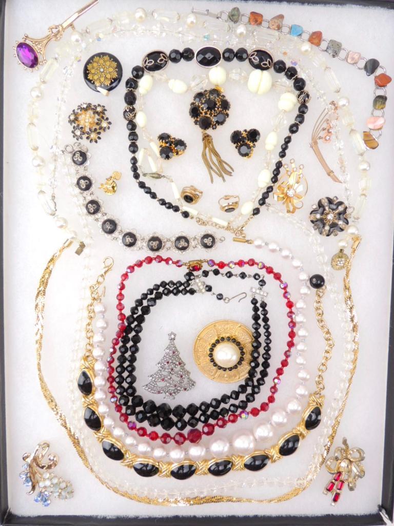 Lot of Vintage & Modern Costume Jewelry: Beads, necklaces, brooches, bracelets, earrings