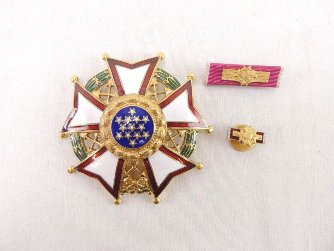 Legion of Merit Chief Commander Pin-back Medal (1 of 2)