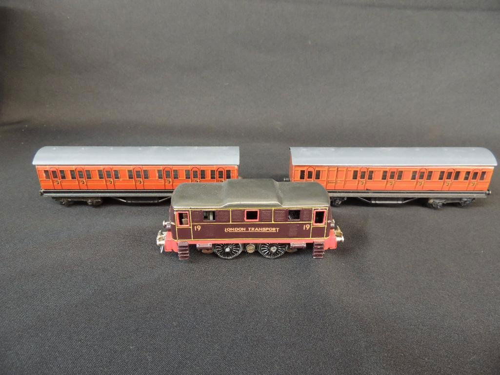 Pre War British Trix #19 London Transport with 2 Coach (1 of 2)
