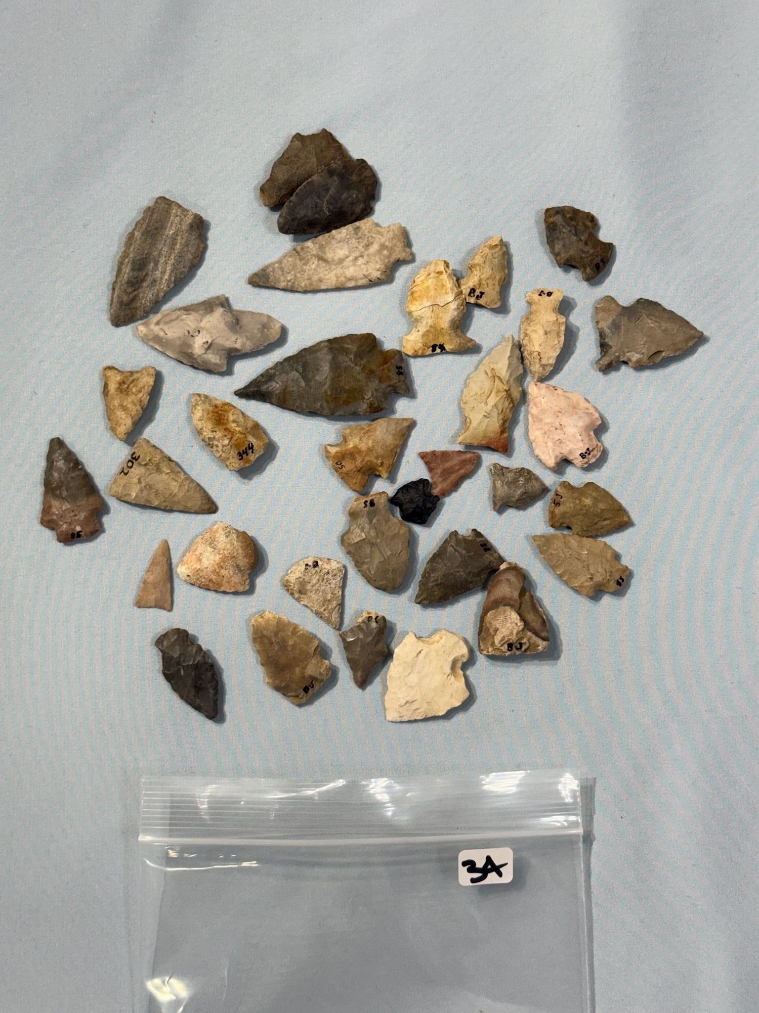 Flint arrowheads: Group of 31 Points - largest 2 5/8 in. Ohio, Michigan and Indiana.