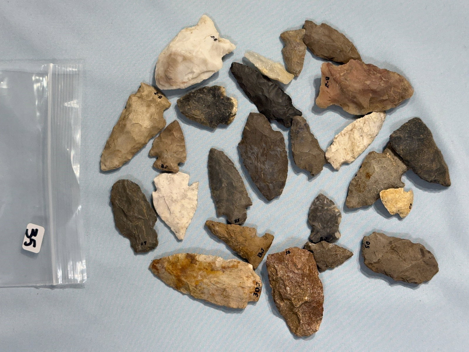 Arrowheads and Knives: Group of 24 points and knives - largest 3 in. Ohio, Michigan and Indiana.