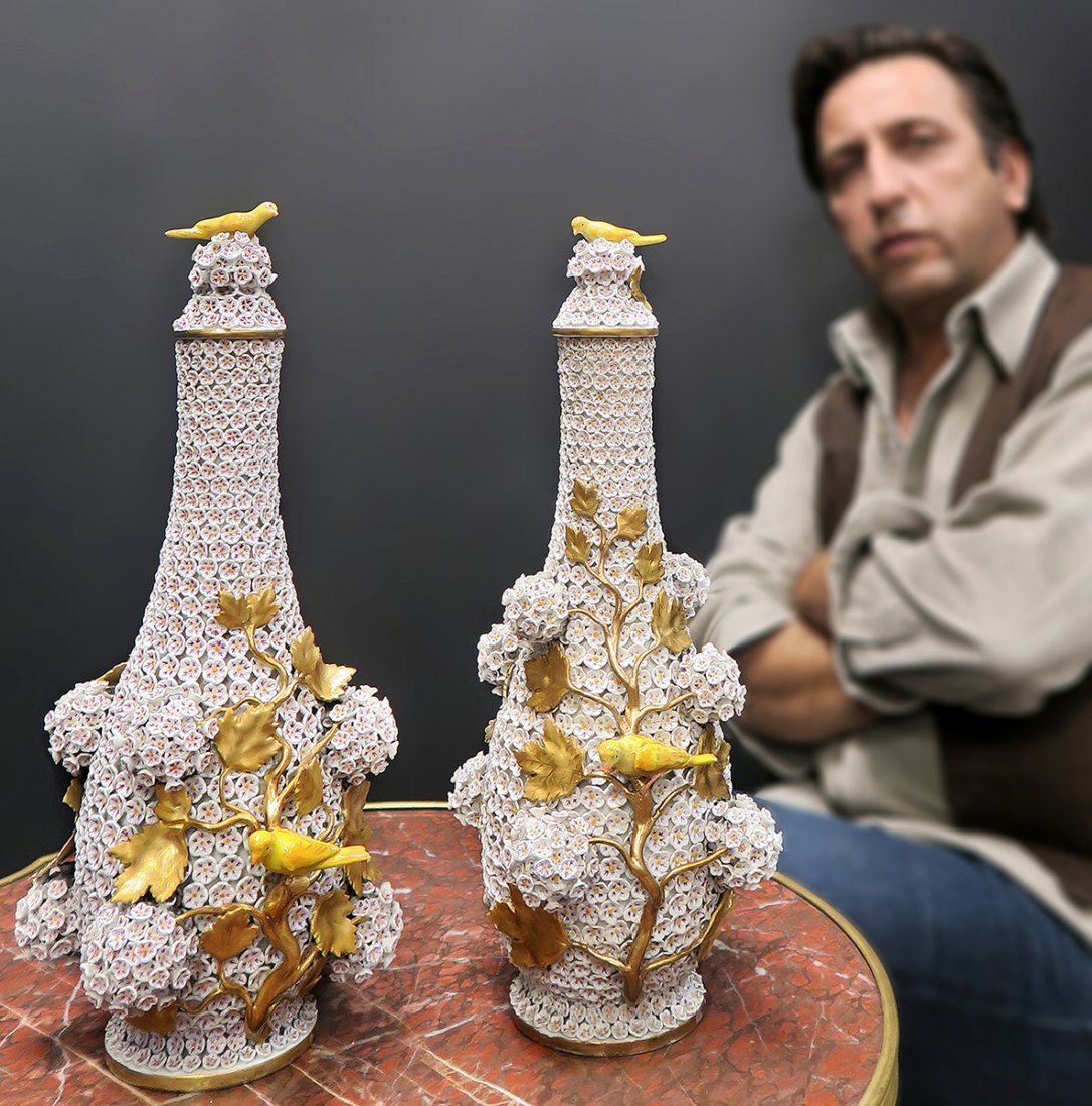 A PAIR OF MEISSEN "SCHNEEBALLEN" VASES WITH COVERS (1 of 8)