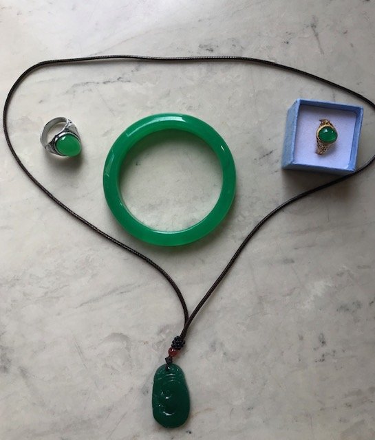 A Set of Green Bracelet-Pendant-2 Rings: The size of bracelet is 65mm, the ring sizes are adjustable, the silver ring has 925 stapled. The pendant is 35 mm L x 20 mm W.