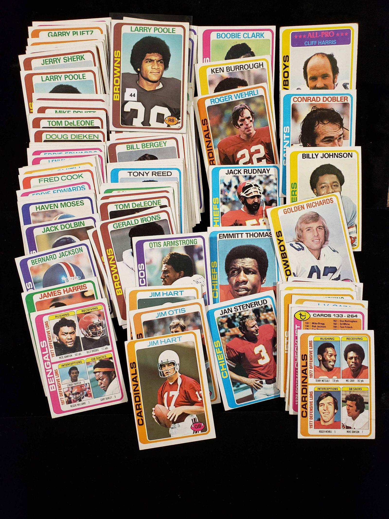 1978 TOPPS FOOTBALL CARDS WITH STARS: LOT OF 100 VINTAGE FOOTBALL IN EXCELLENT SHAPE WITH ROGER WEHRLI, CLIFF HARRIS, OTIS ARMSTRONG, EMMITT THOMAS, JAN STENERUD