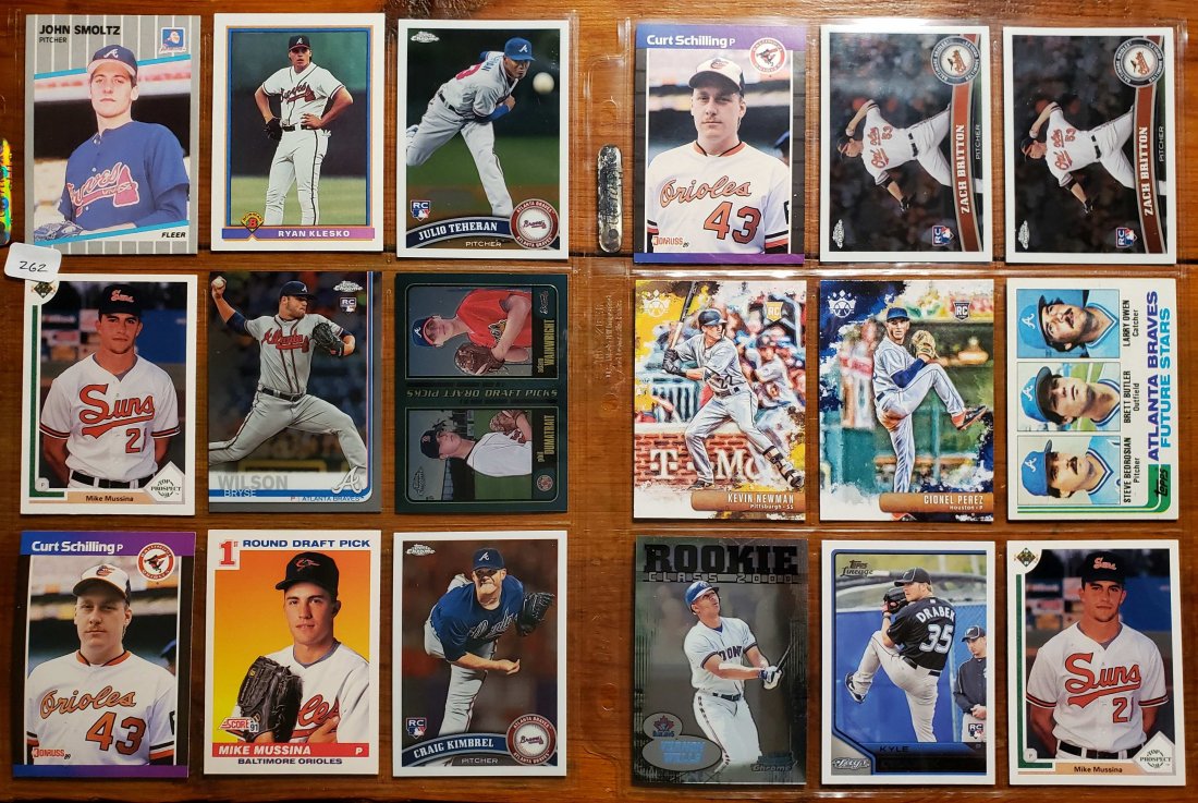 2-BINDER PAGES OF ROOKIE BASEBALL CARDS: LOT OF 18 TOP ROOKIE AND PROSPECT CARDS IN MINT CONDITION. JOHN SMOLTZ, MIKE MUSSINA, ADAM WAINWRIGHT, BRYSE WILSON.KEVIN NEWMAN