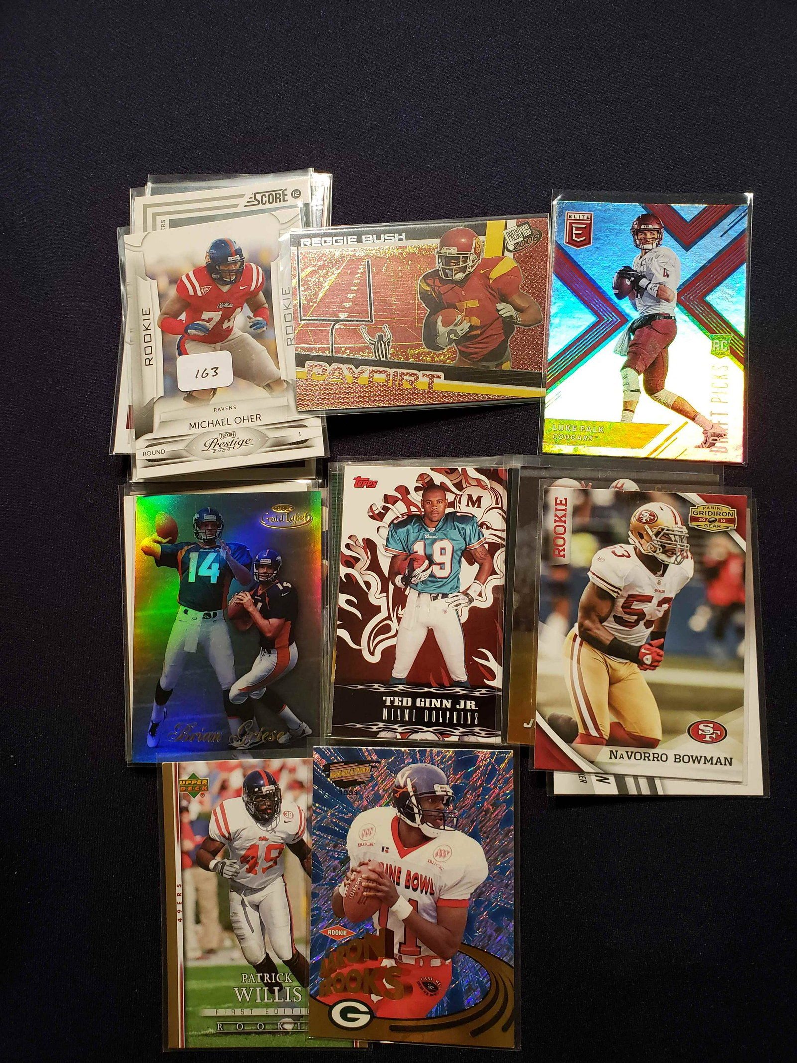 LOT OF 25 NFL FOOTBALL ROOKIE TRADING CARDS: MICHAEL OHER, LUKE KUECHLY, MIKE WILLIAMS, PATRICK WILLIS, LUKE FALK,