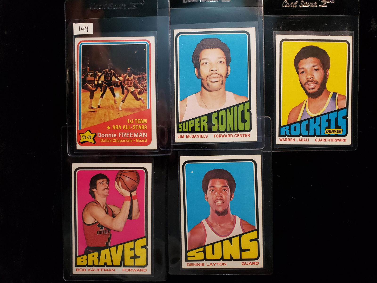 1972-73 TOPPS BASKETBALL NRMT-MT: HIGH GRADE LOT WITH CARDS #106, 125, 137, 205, 252