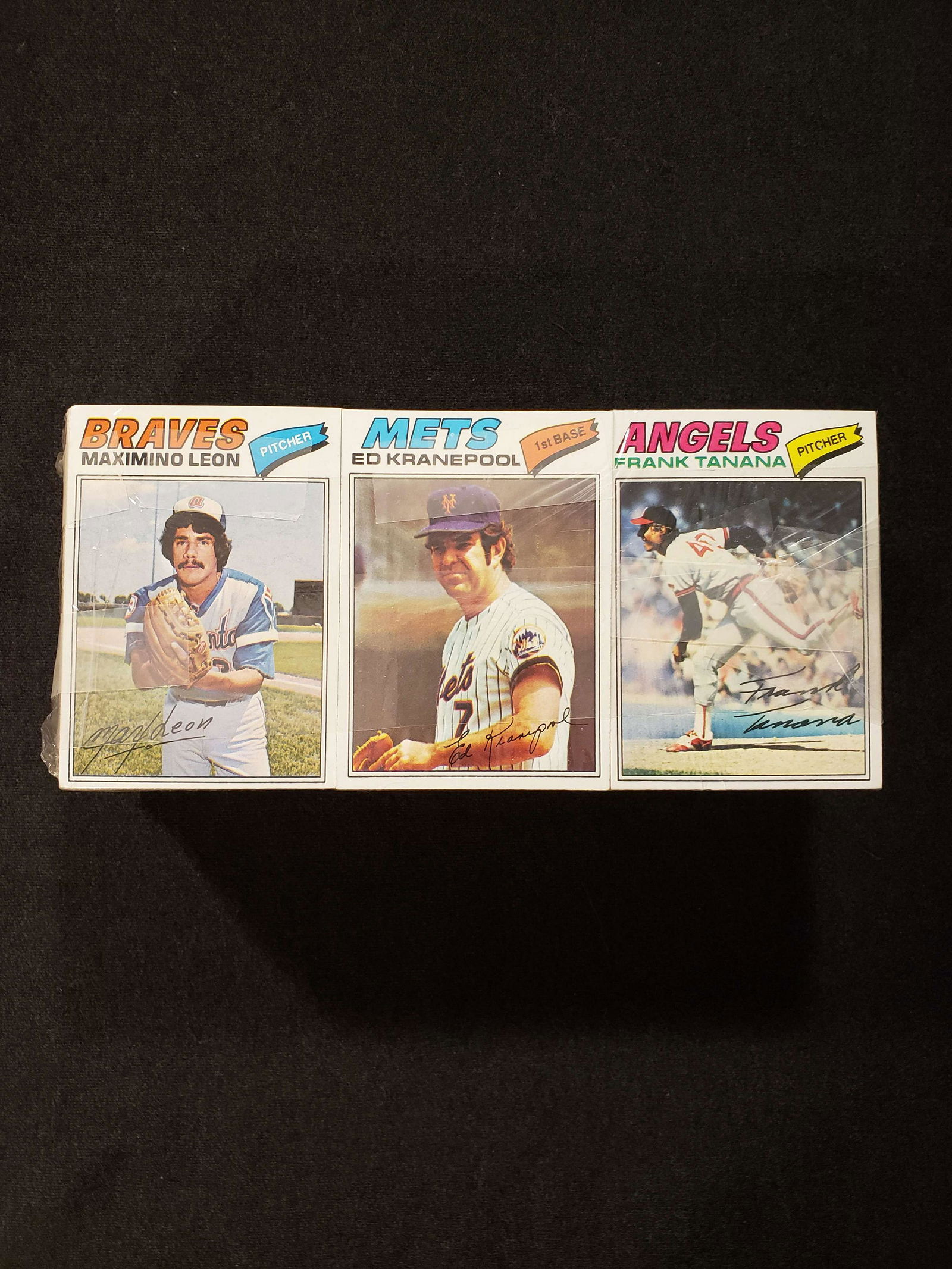 Lot of 450 different 1977 topps baseball cards (1 of 1)