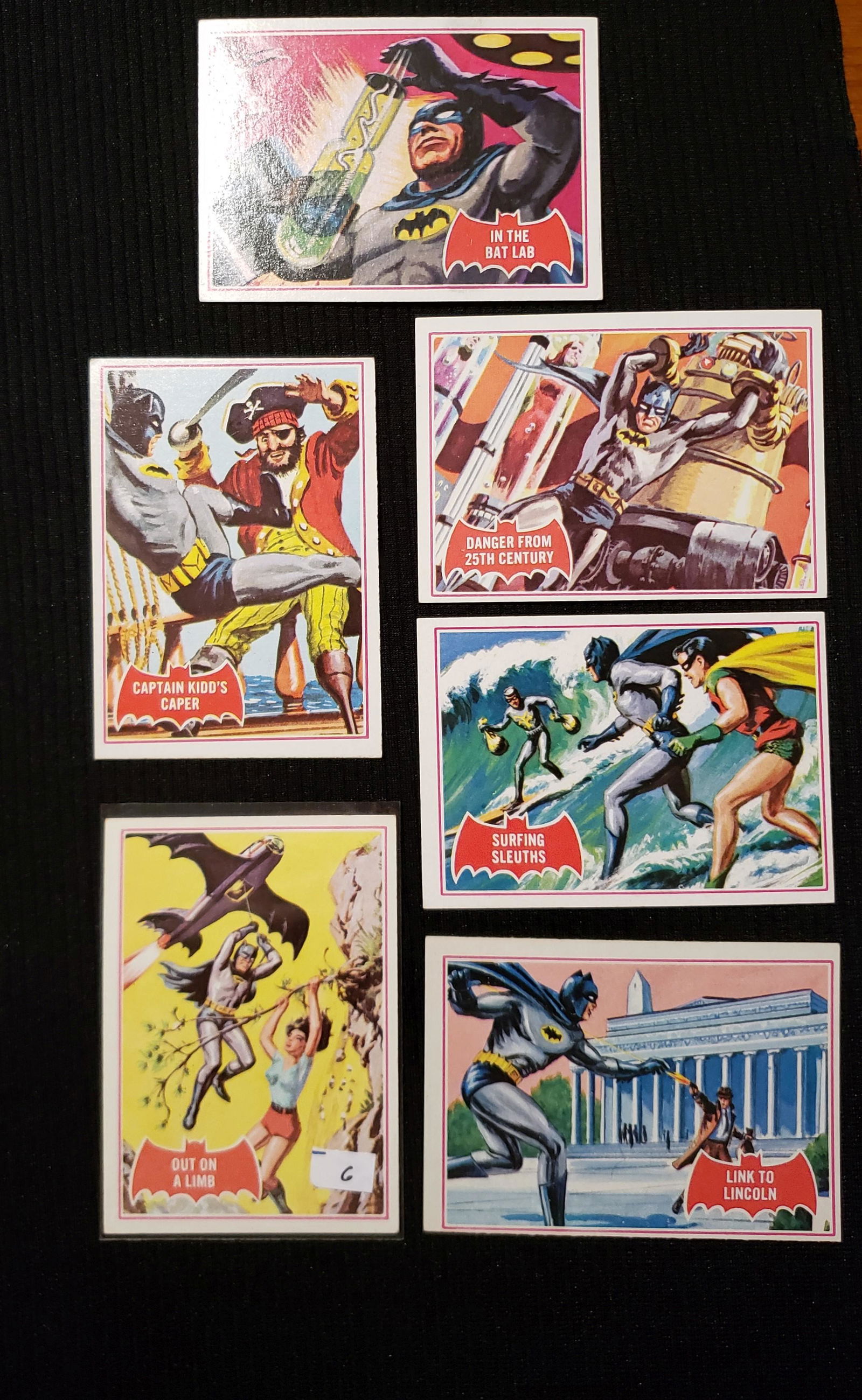 1966 BATMAN CARDS SERIES 1 RED BAT BEAUTIFUL CARDS (1 of 2)