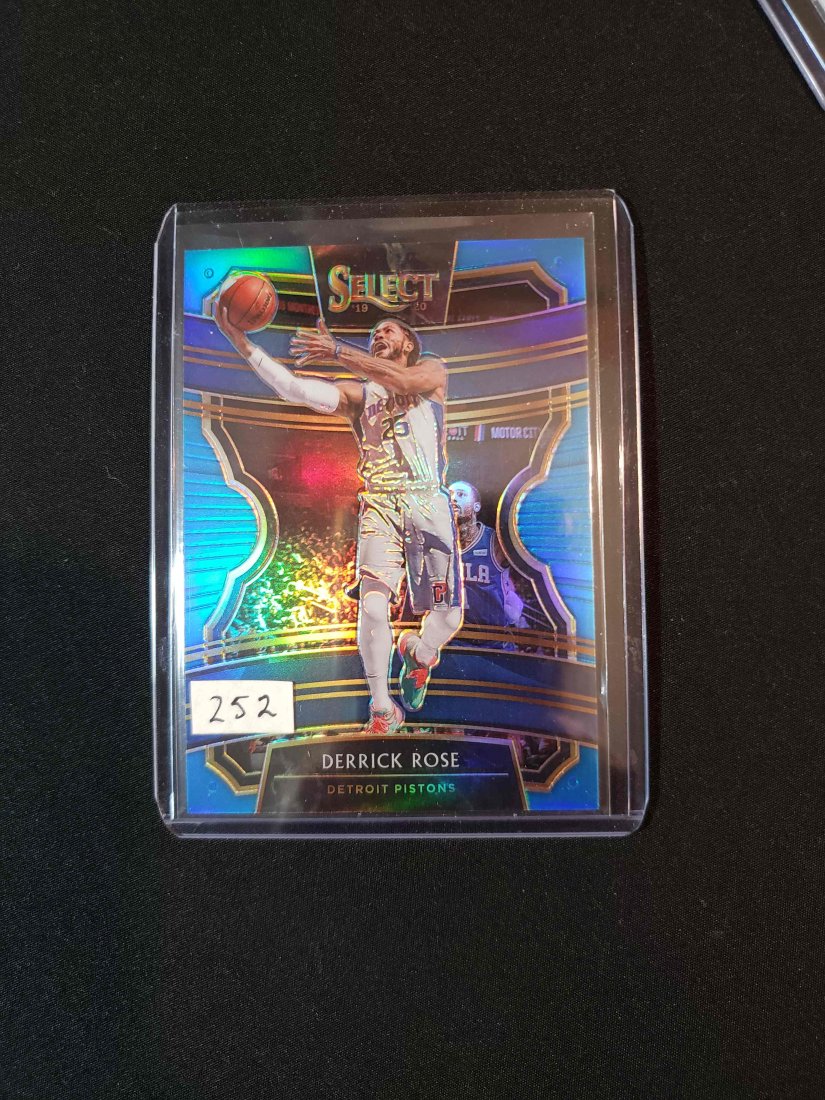 DERRICK ROSE 2020 PANINI SELECT PRIZM BLUE (1 of 1)
