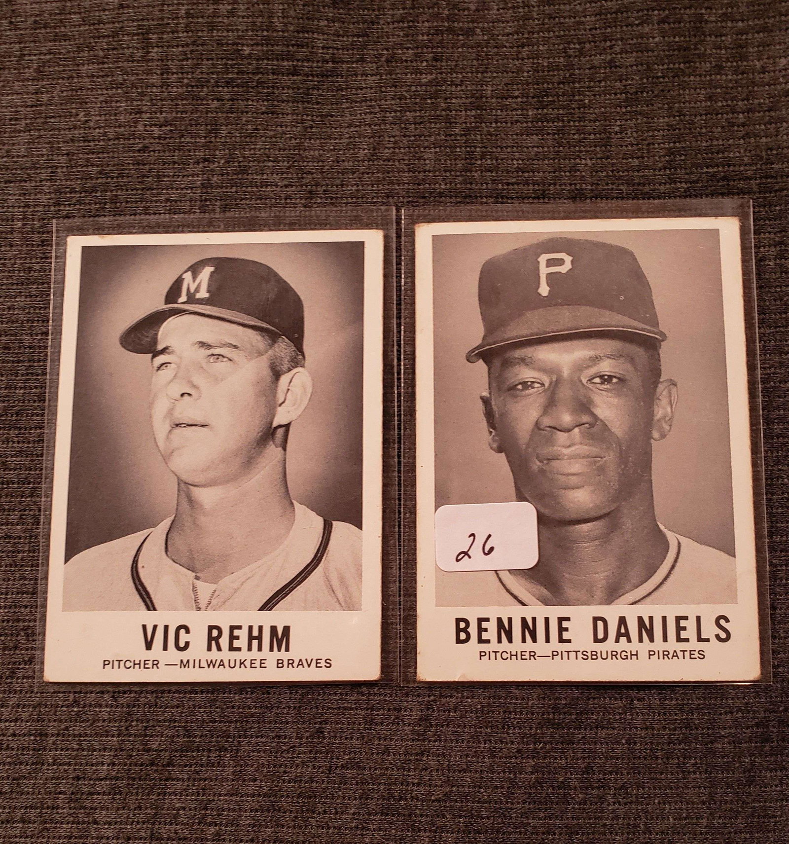 1960 LEAF B&W BASEBALL CARDS: LOT OF 2 VINTAGE LEAF GUM B&W CARDS #7, 61
